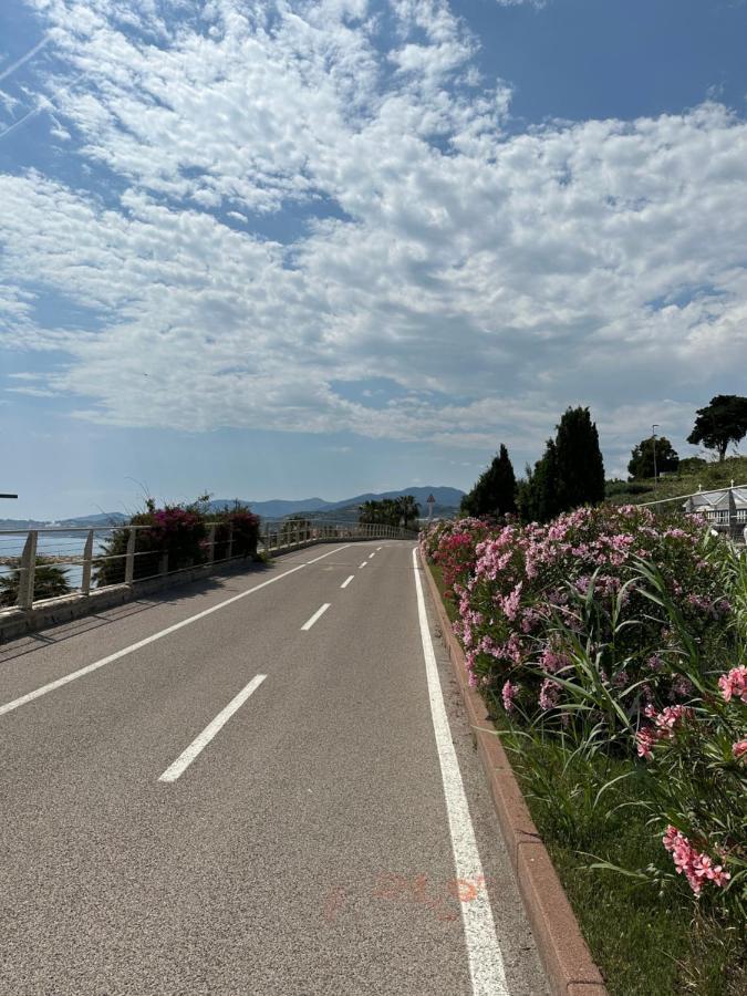 Appartamento Vicino Al Mare Con Parcheggio ริวาลิกูเร ภายนอก รูปภาพ